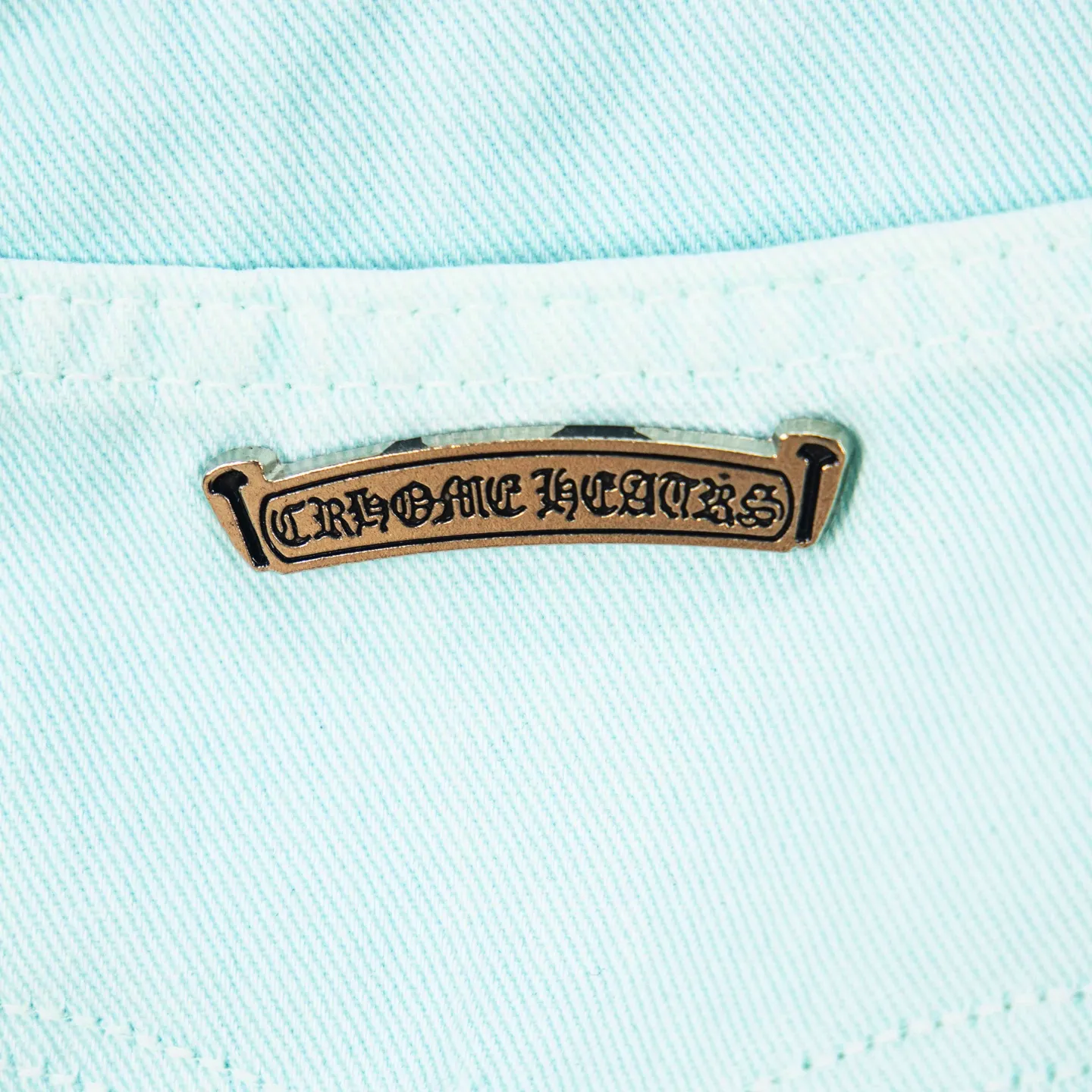 P240 (high version, running quantity) Chrome Hearts light blue blue pants, pink and blue patchwork leather couple's best friend jeans. CH jeans need to be washed and then disassembled and hand-made with sheepskin cross leather and then spliced ​​to complete. The whole process is not clear. The patchwork cross pattern is embellished, and the high-waisted washed jeans! ! Absolutely high-end luxury products, god-level single products and super popular products, made with top heavy industry, a must-see magic weapon. Customized hardware. The fabric is thick and soft after washing. It has good breathability. Customized small leather label. Unique design. The details are simple and elegant, and the workmanship is exquisite. The entire trousers are neatly routed and the details are in place! It’s so cool that both men and women can easily control the genderless trend! Style number: 1817# Color: Picture color Size: 28 30 32 34 36